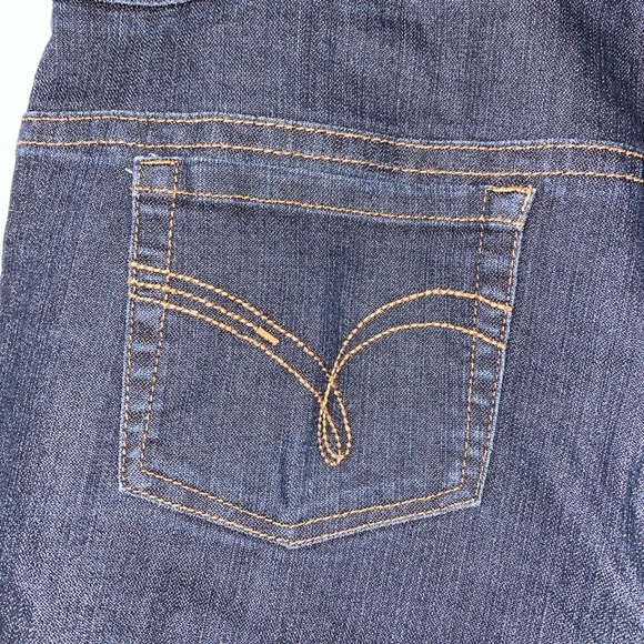 Contrast Denim Capris - Picture 4 of 8